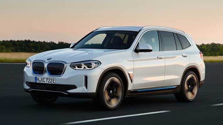 BMW iX3 vs Audi Q4 Sportback e tron 10